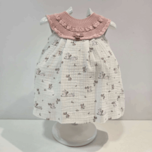 Vestido punto rosa y tela estampada conejitos sobre blanco verano