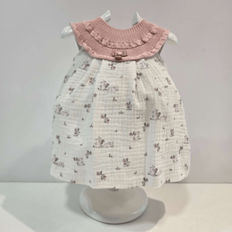 Vestido punto rosa y tela estampada conejitos sobre blanco verano