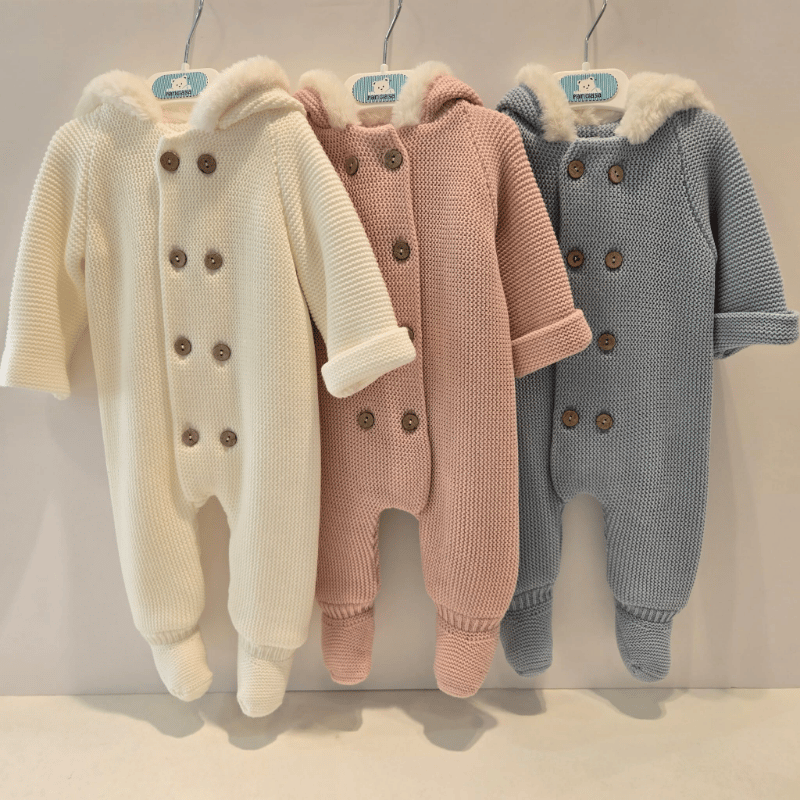 Buzo enterizo en tres colores beige, rosa y azul de Pangasa