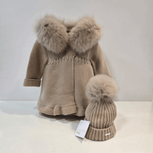 Parka de punto color camel-arena con cuello de pelo natural