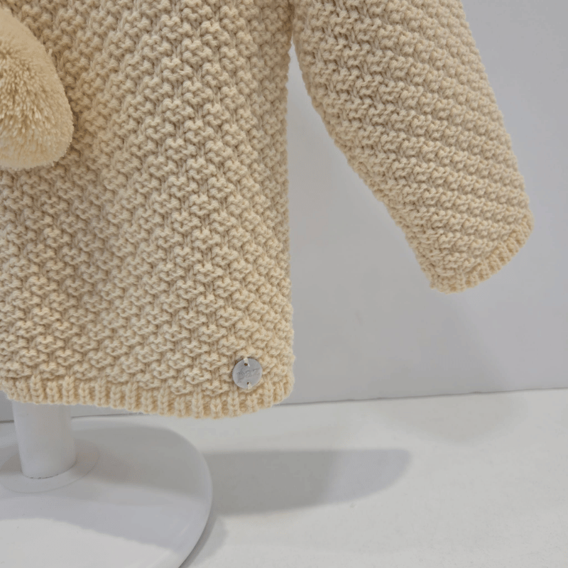 Chaquetón punto capucha pompones Paz Rodríguez invierno - Imagen 4