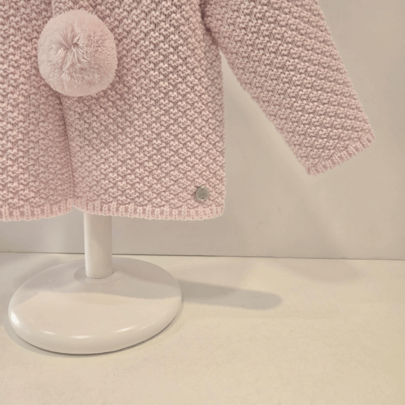 Chaquetón rosa capucha pompones Paz Rodríguez invierno