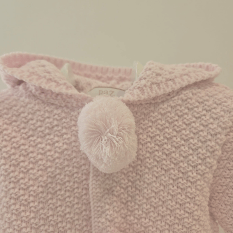 Chaquetón rosa capucha pompones Paz Rodríguez invierno