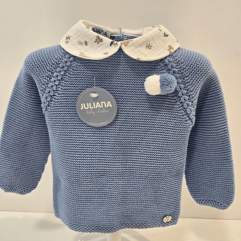 Conjunto Juliana invierno con jersey azul de punto y pompón decorativo. Cuello bebé estampado y braga de tela con motivos naturales. Cálido, dulce y perfecto para la temporada fría.