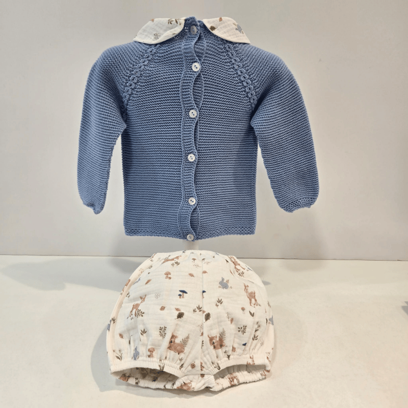 Conjunto Juliana invierno con jersey azul de punto y pompón decorativo. Cuello bebé estampado y braga de tela con motivos naturales. Cálido, dulce y perfecto para la temporada fría.
