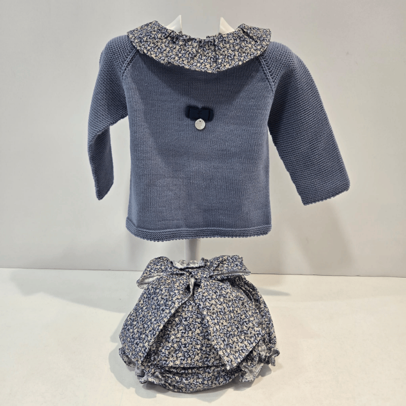 Conjunto Pangasa invierno 27 con jersey de punto azul bruma y cuello floral. Braga de tela estampada azul con lazo decorativo. Cálido, dulce y perfecto para la temporada fría.