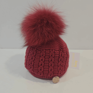 Gorro Luxury color cereza pompón pelo natural Pangasa invierno