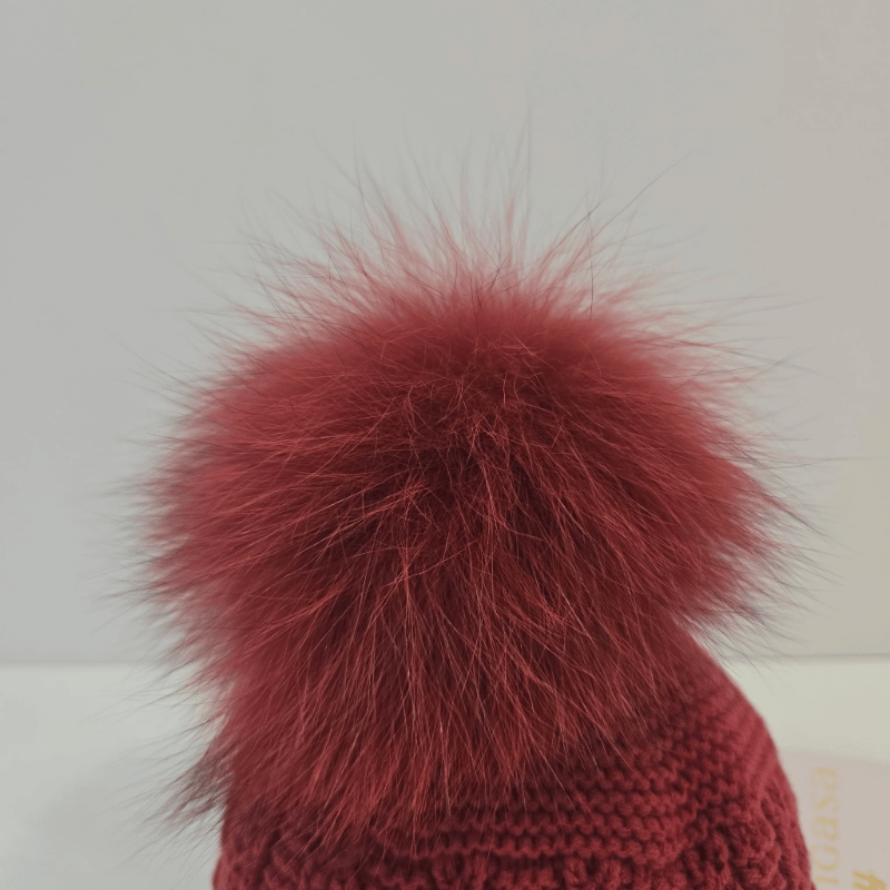 Gorro Luxury color cereza pompón pelo natural Pangasa invierno